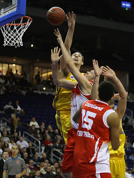 辽宁铁人近 辽宁铁人近